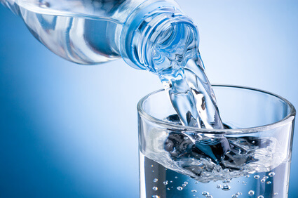 Hilft Wasser trinken beim Abnehmen?