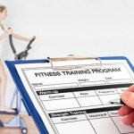 Trainingsplan zum Muskelaufbau und Abnehmen im Fitnessstudio