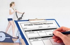 Trainingsplan zum Muskelaufbau und Abnehmen im Fitnessstudio 