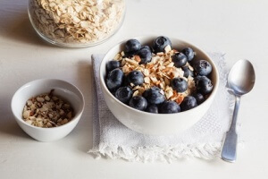 Vanille-Porridge mit Heidelbeeren und Chiasamen - Credit: “Hafer Die Alleskörner”