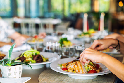 Auswärts essen & abnehmen? Ultimative Tipps für deinen Restaurant-Besuch!
